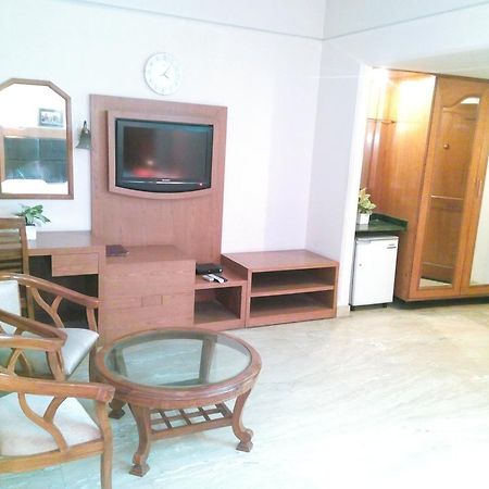 Hotel Queens Residency 古尔冈 外观 照片