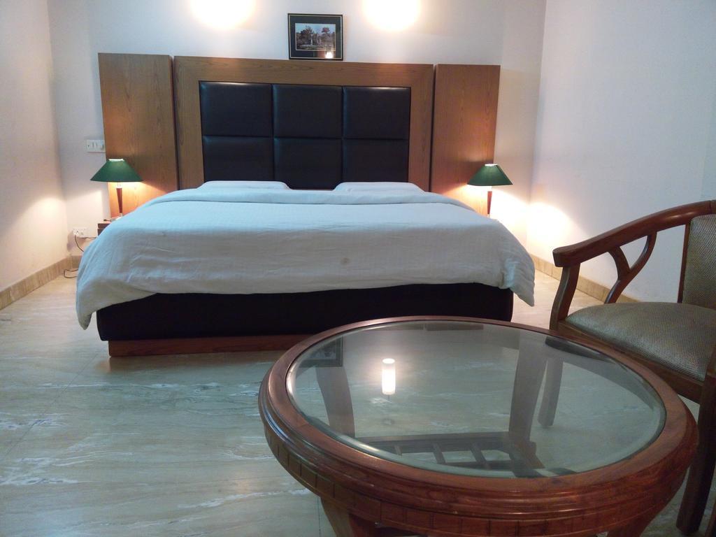 Hotel Queens Residency 古尔冈 客房 照片