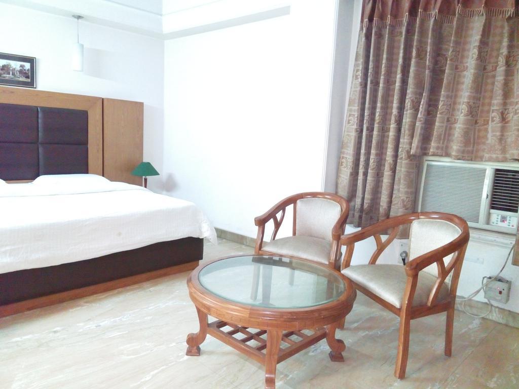 Hotel Queens Residency 古尔冈 客房 照片