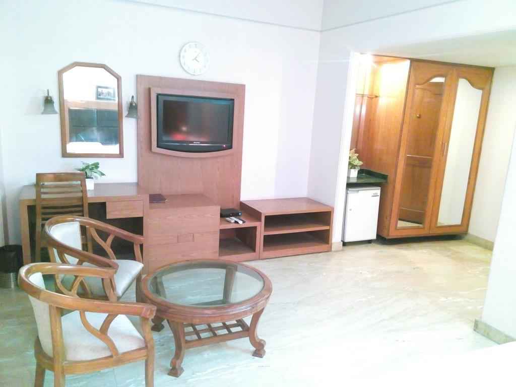 Hotel Queens Residency 古尔冈 外观 照片