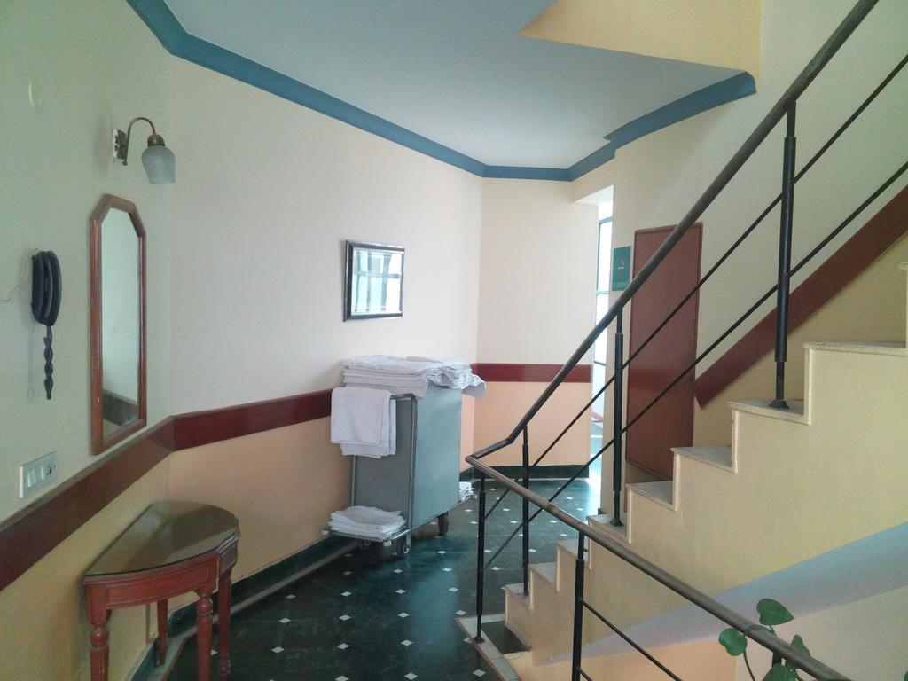 Hotel Queens Residency 古尔冈 外观 照片