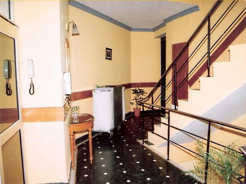 Hotel Queens Residency 古尔冈 外观 照片