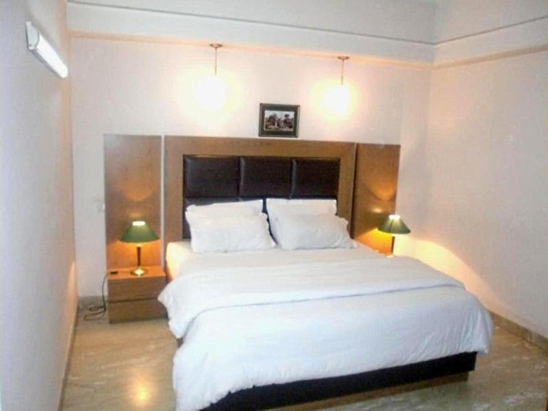 Hotel Queens Residency 古尔冈 外观 照片