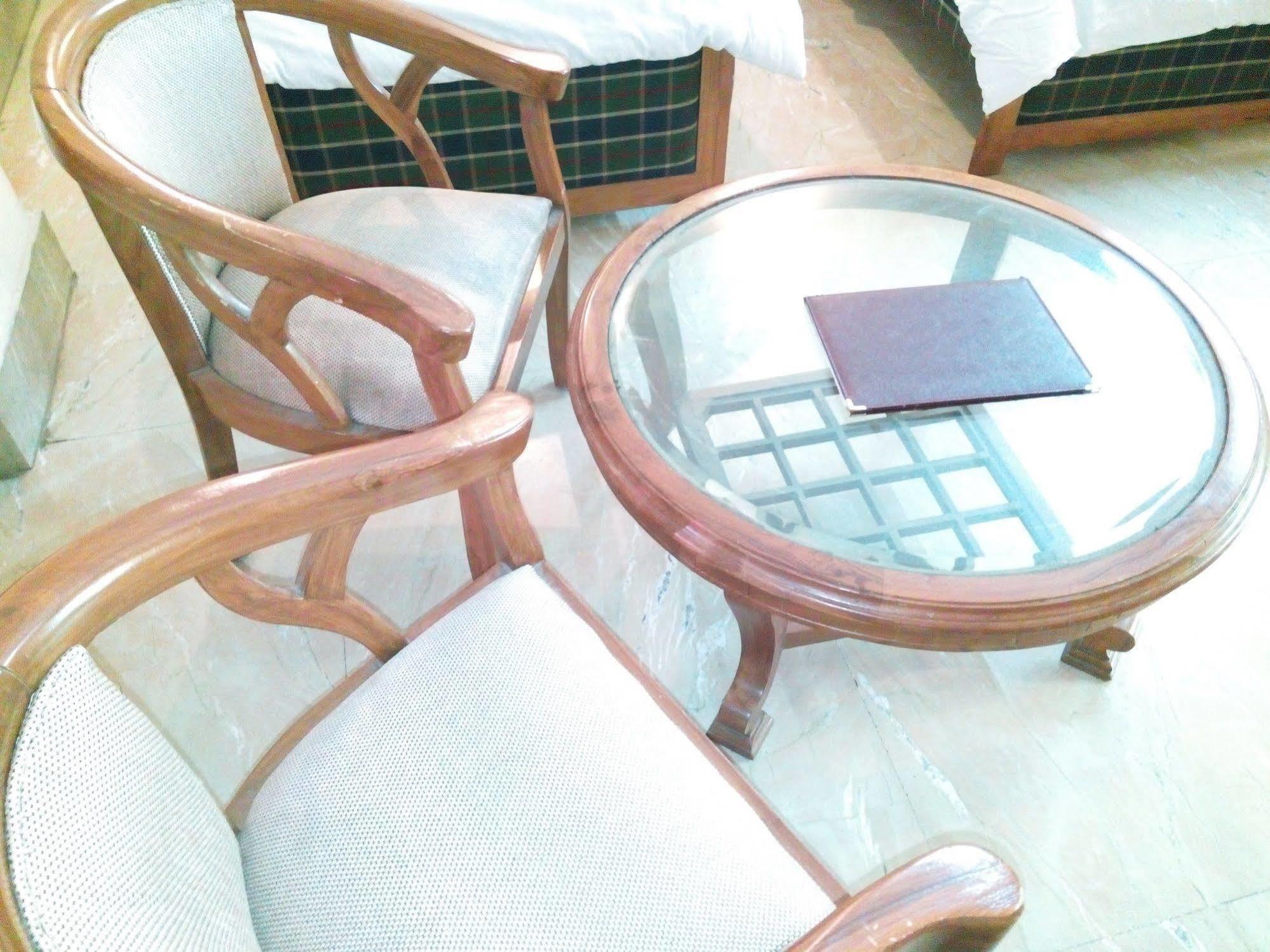 Hotel Queens Residency 古尔冈 外观 照片