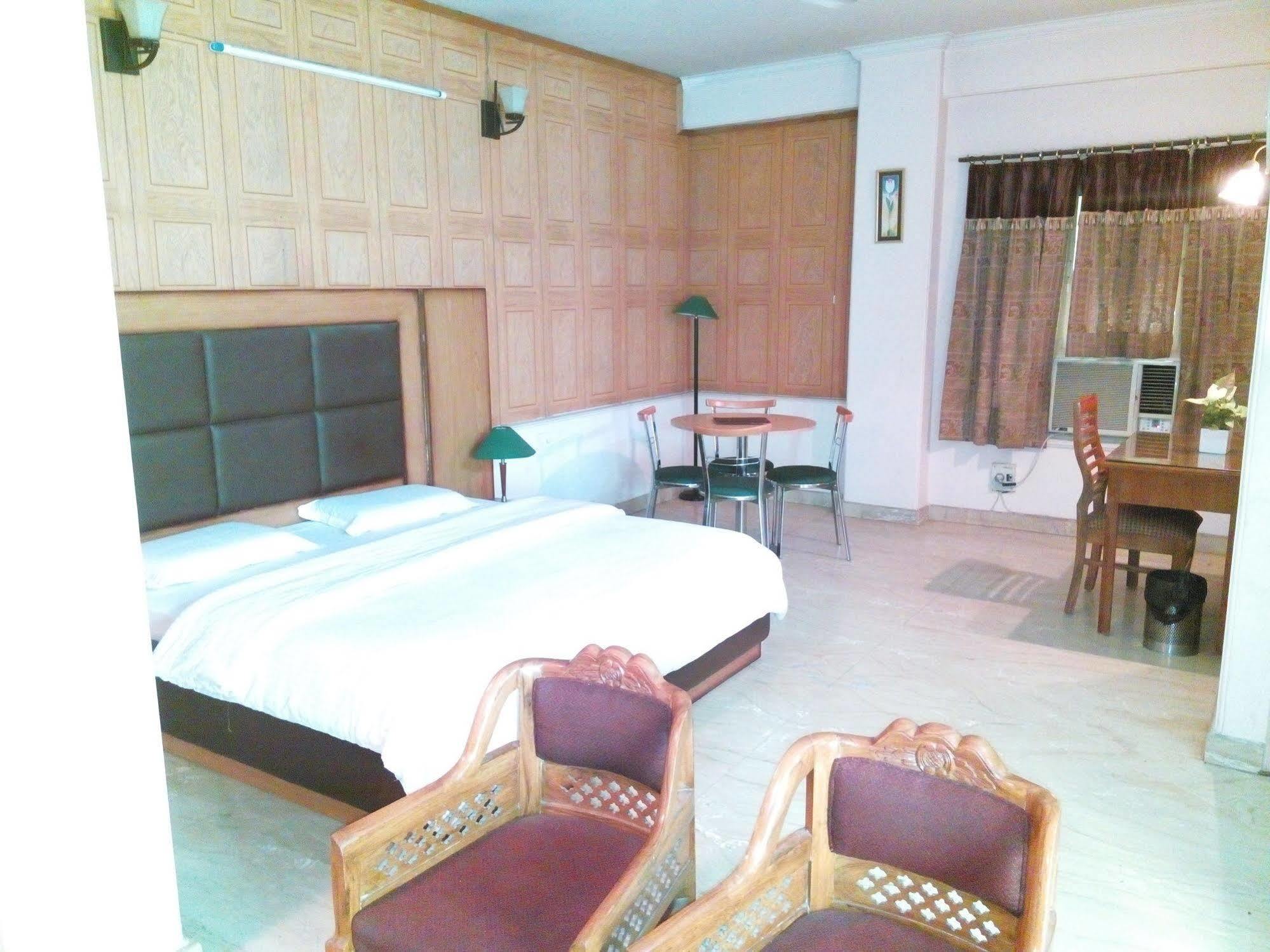 Hotel Queens Residency 古尔冈 外观 照片