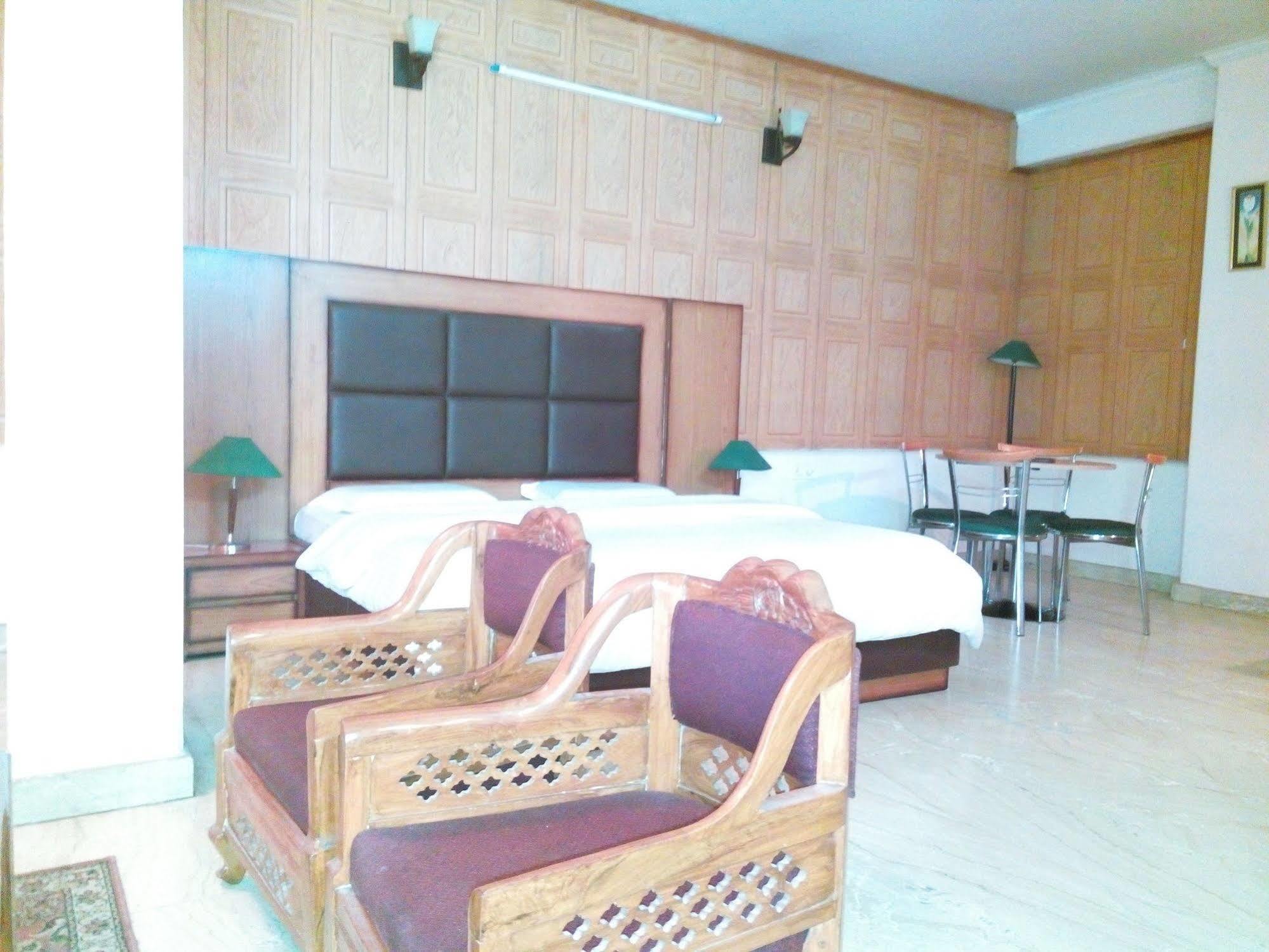 Hotel Queens Residency 古尔冈 外观 照片