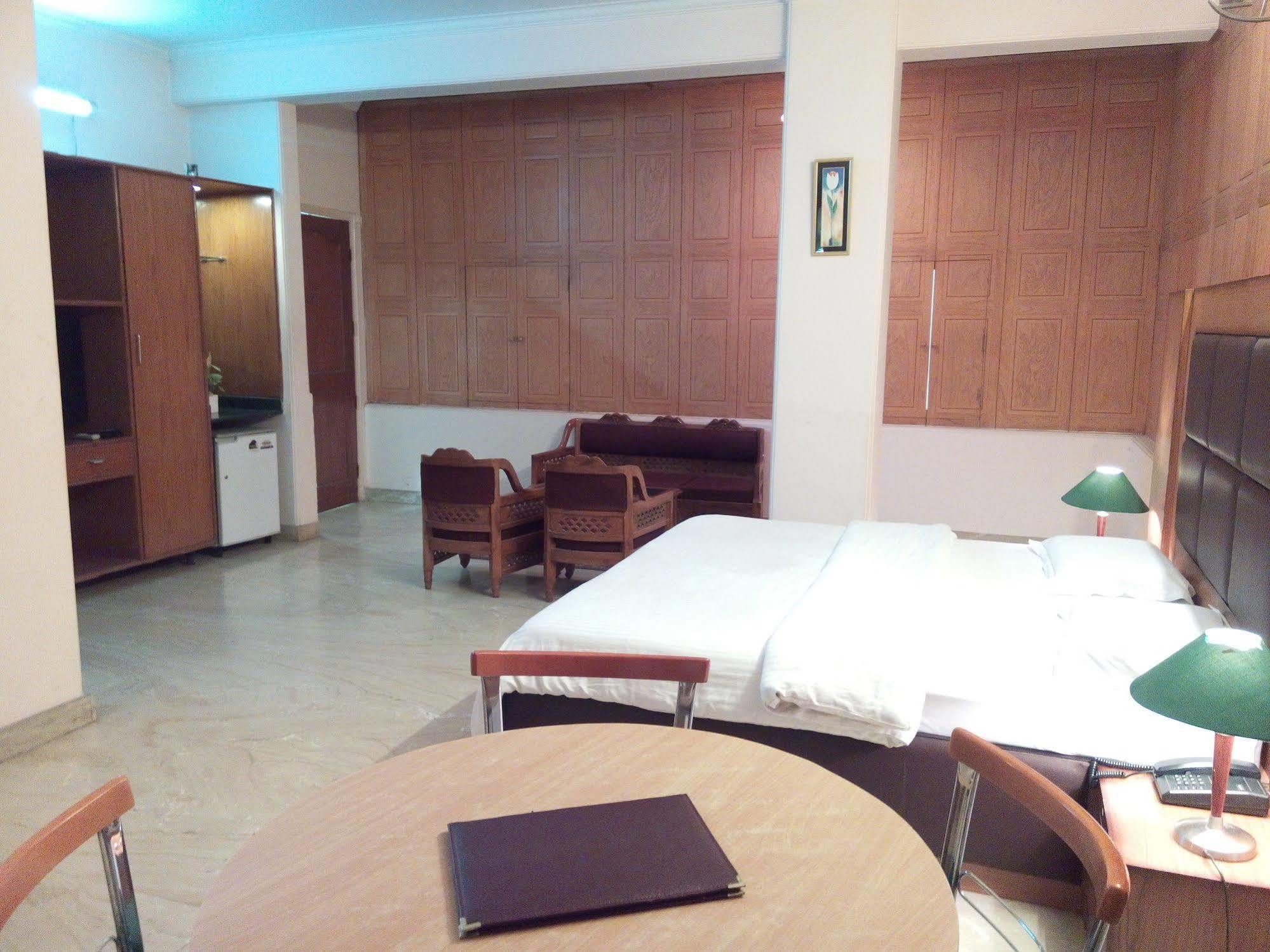 Hotel Queens Residency 古尔冈 外观 照片