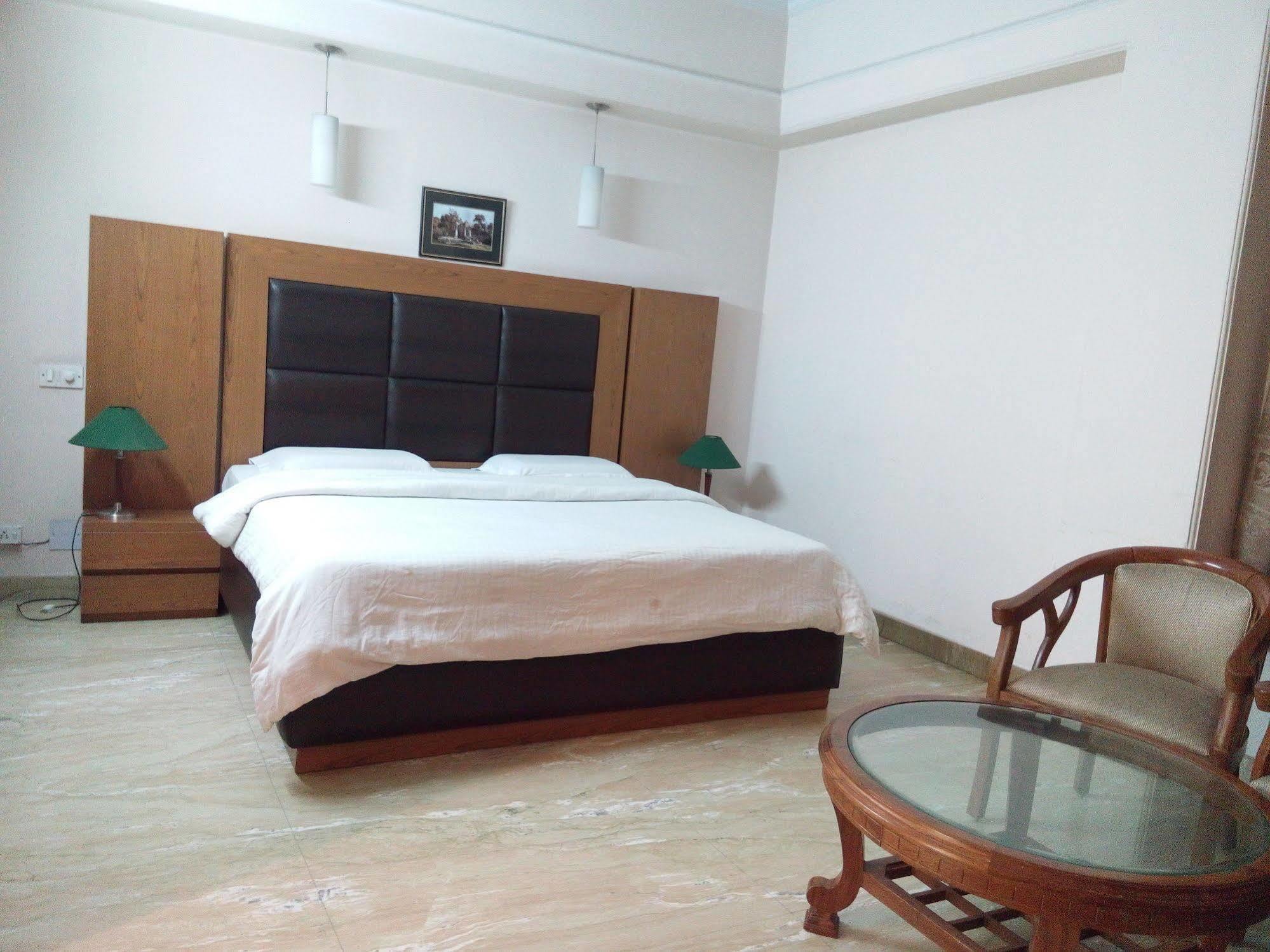Hotel Queens Residency 古尔冈 外观 照片