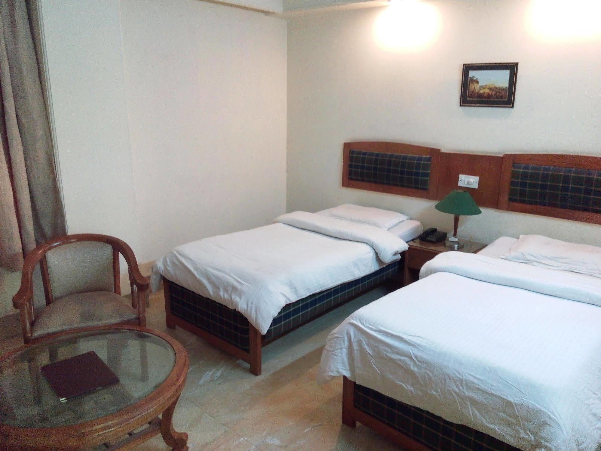 Hotel Queens Residency 古尔冈 外观 照片