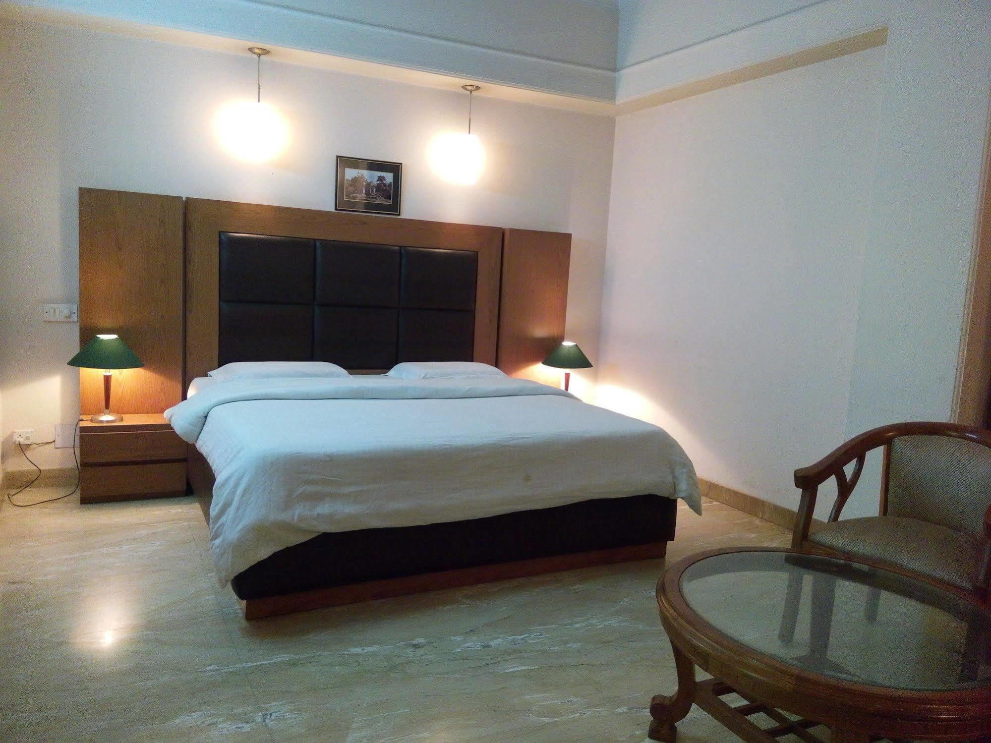 Hotel Queens Residency 古尔冈 外观 照片
