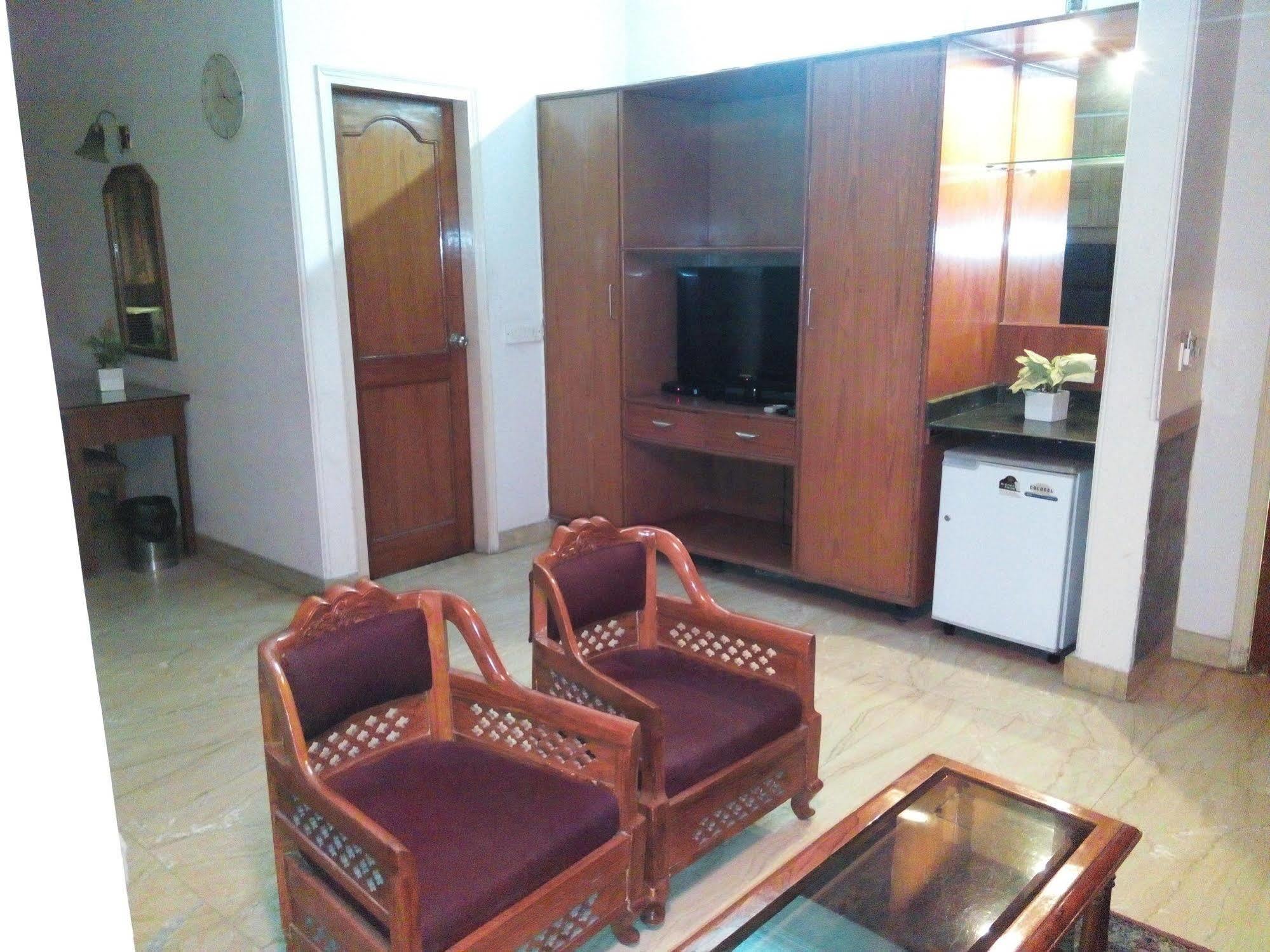 Hotel Queens Residency 古尔冈 外观 照片