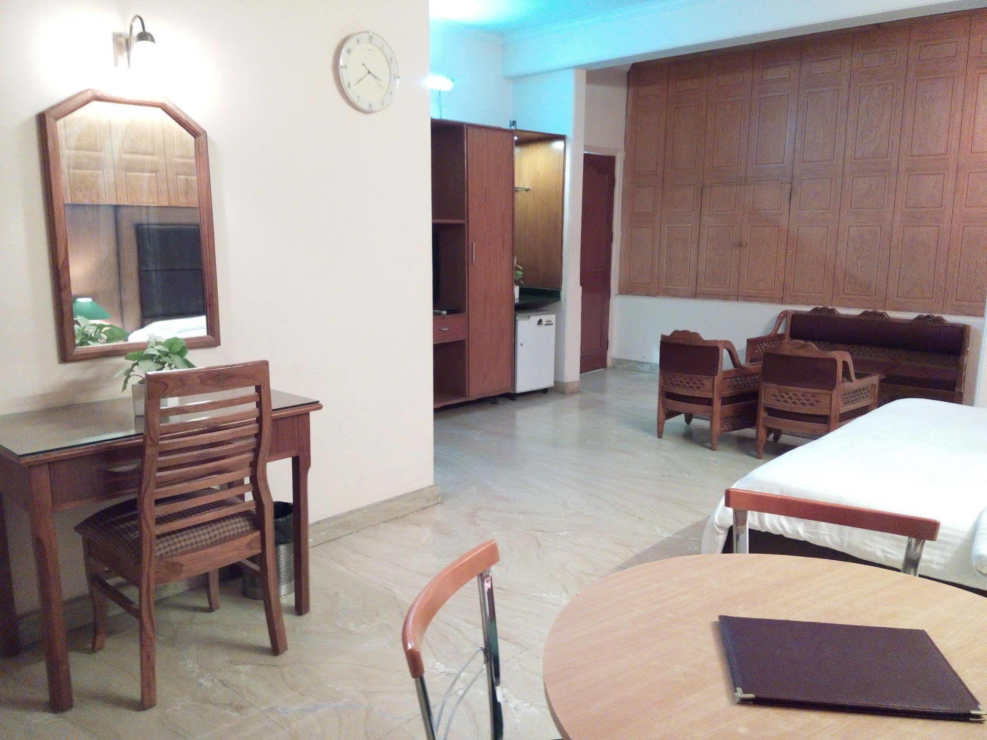 Hotel Queens Residency 古尔冈 外观 照片