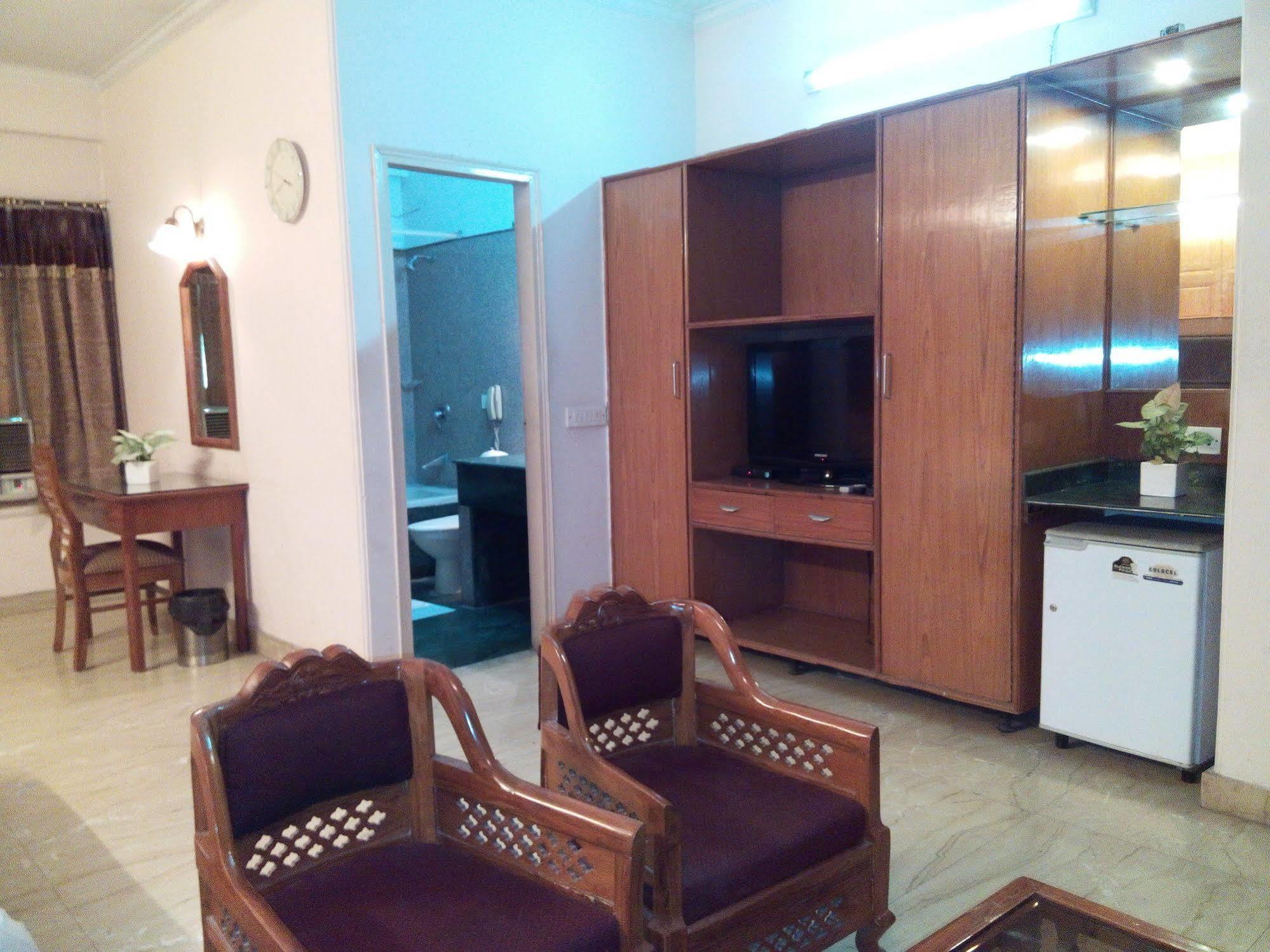 Hotel Queens Residency 古尔冈 外观 照片