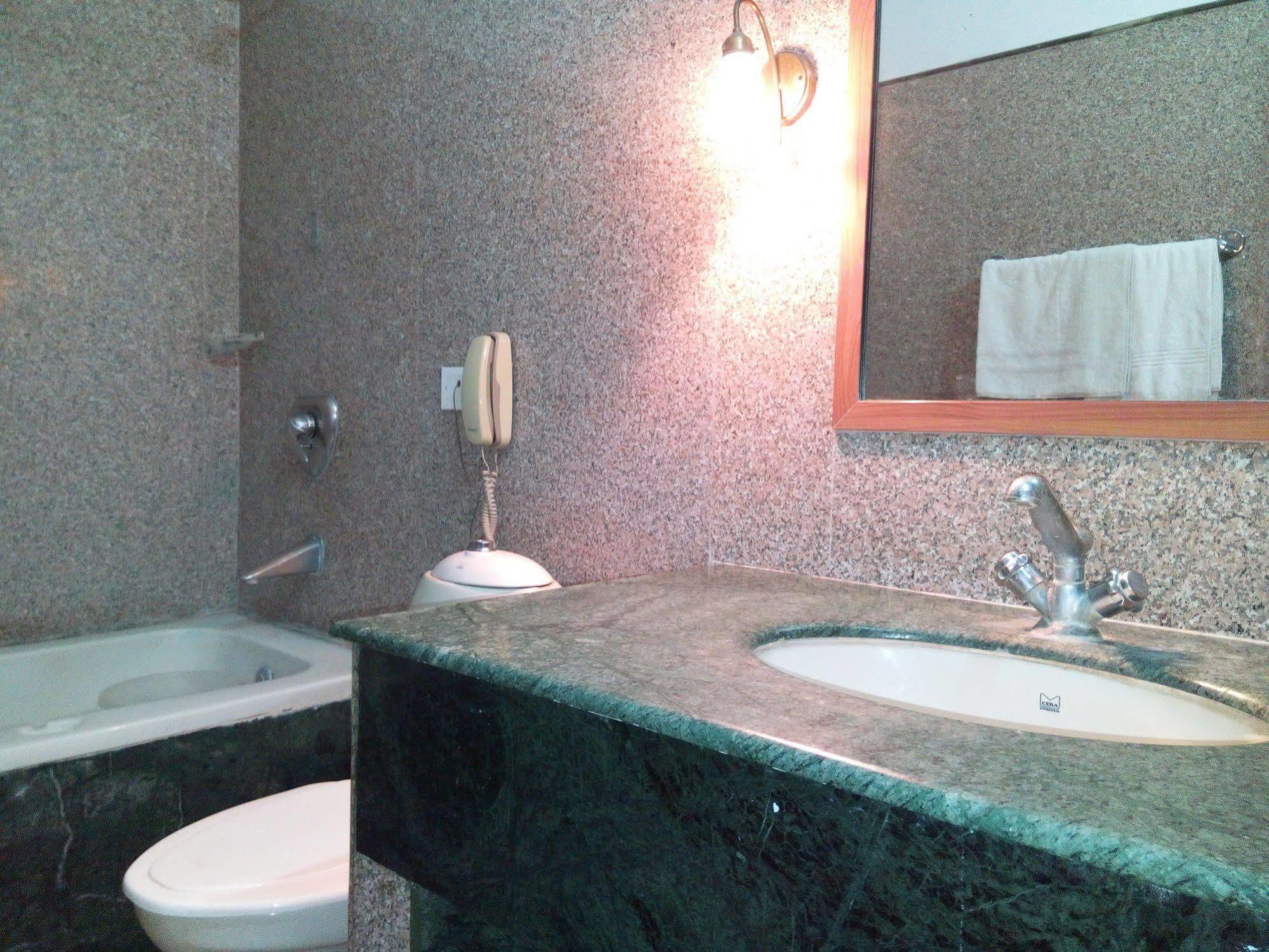 Hotel Queens Residency 古尔冈 外观 照片